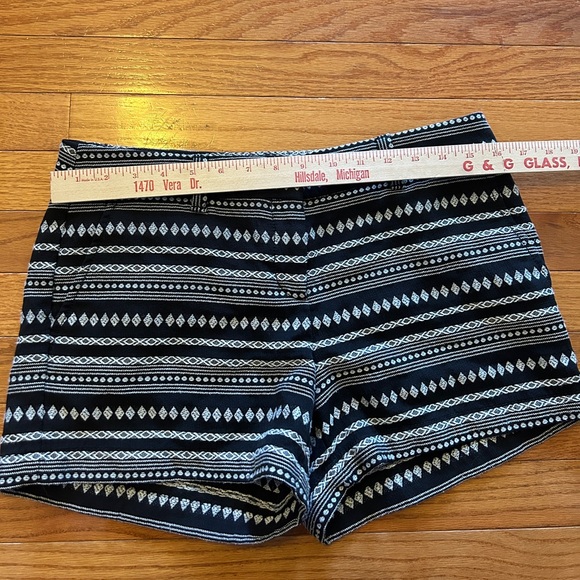 Loft Black & White Aztec Print Tribal Shorts Size 4 - Picture 6 of 11